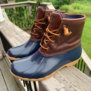 Really cute Navy blue boots from sperry